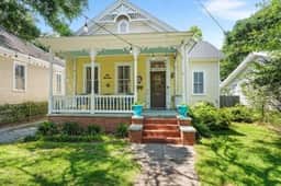 Downtown 3BR Cottage: 5m Walk + Pets OK
