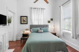 Downtown 3BR Cottage: 5m Walk + Pets OK