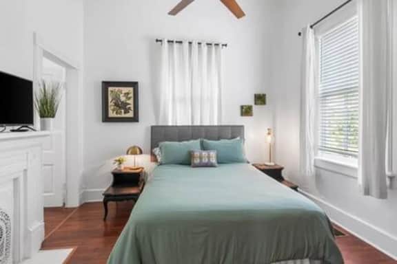 Downtown 3BR Cottage: 5m Walk + Pets OK