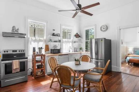 Downtown 3BR Cottage: 5m Walk + Pets OK