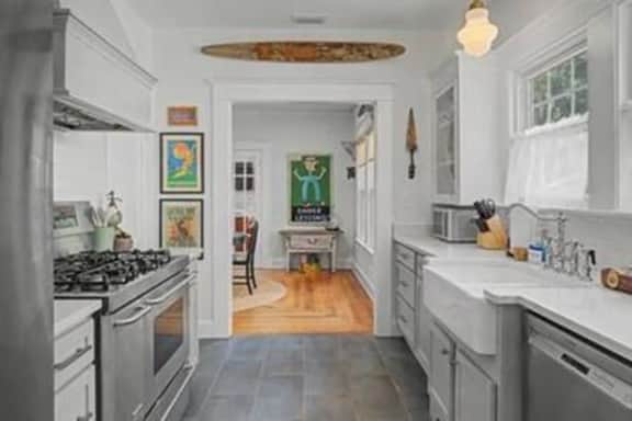 1908 Myrtle · Stylish bungalow 5 Min drive to Downtown