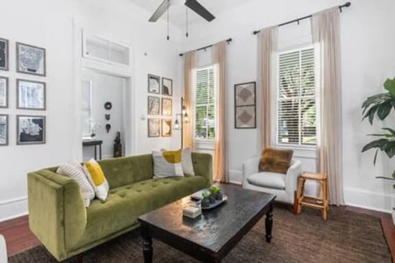 Downtown 3BR Cottage: 5m Walk + Pets OK