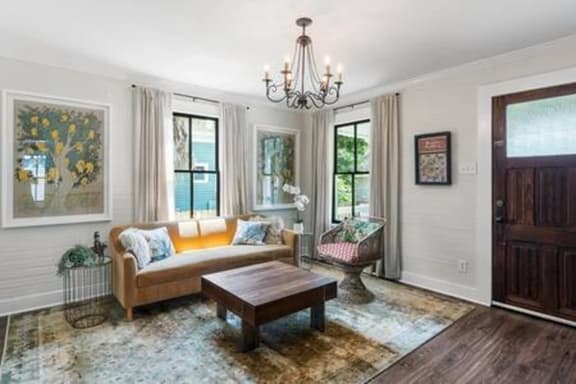 Downtown Mobile: Pet Friendly + 5m Walk
