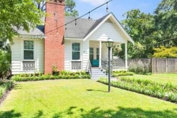 1908 Myrtle · Stylish bungalow 5 Min drive to Downtown