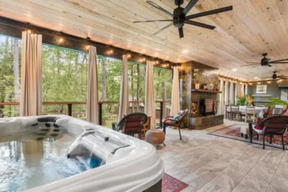 Downtown and Beach accessible Hot Tub + Firepit