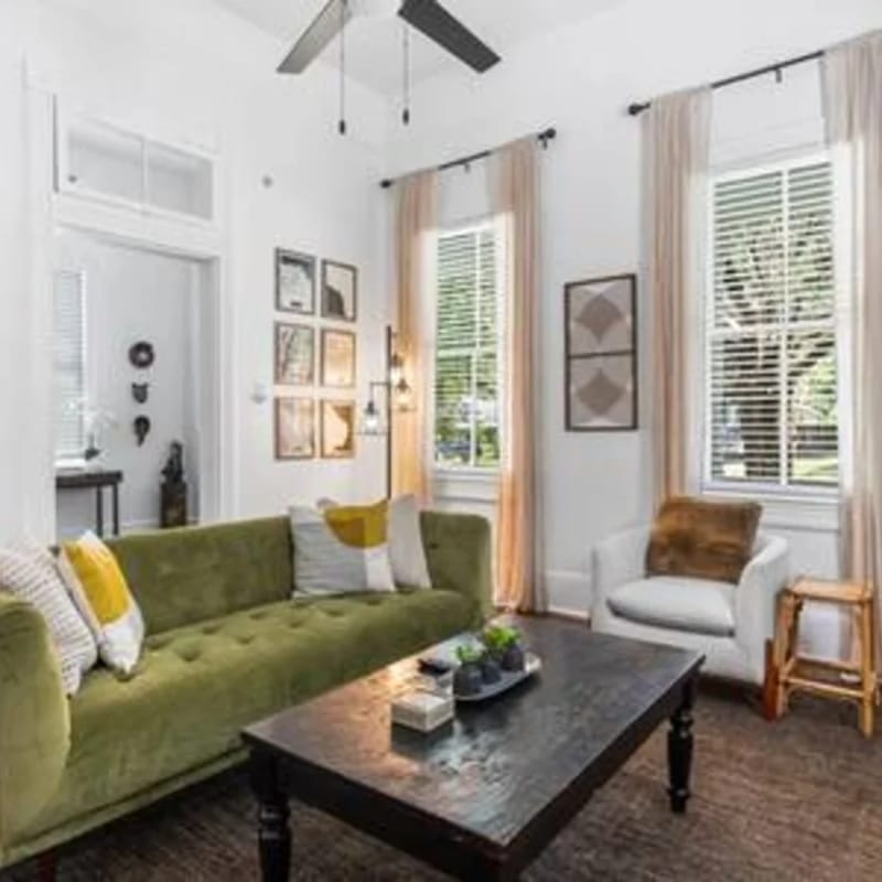 Downtown 3BR Cottage: 5m Walk + Pets OK