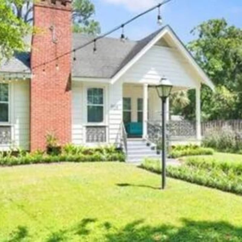 1908 Myrtle · Stylish bungalow 5 Min drive to Downtown